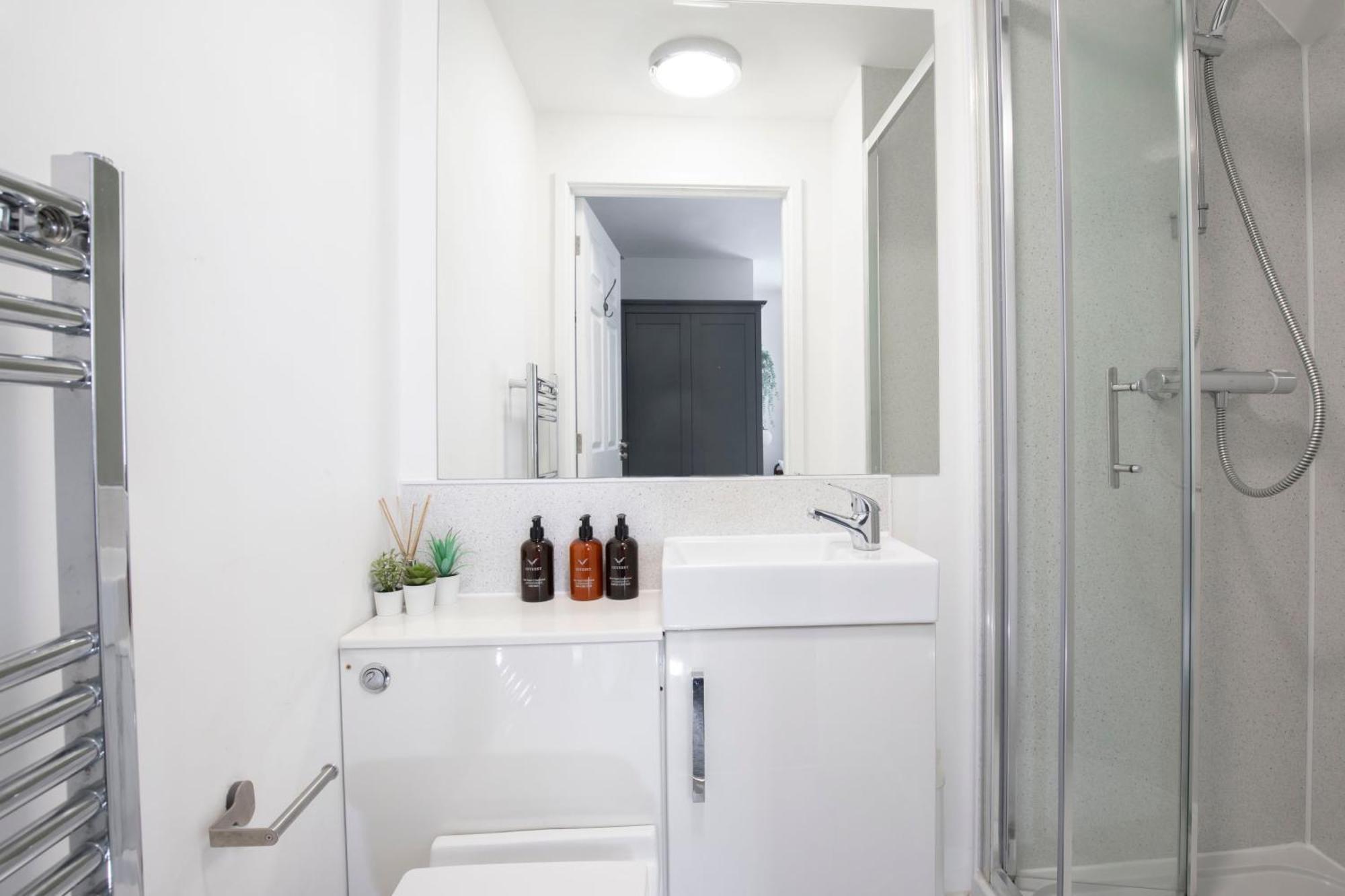 Modern Four Bedroom Four Bathroom Home Cheltenham Luaran gambar