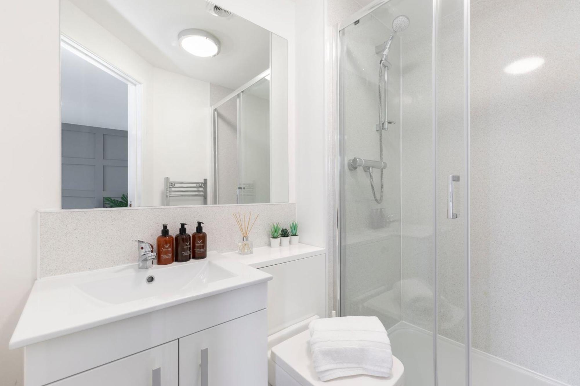 Modern Four Bedroom Four Bathroom Home Cheltenham Luaran gambar